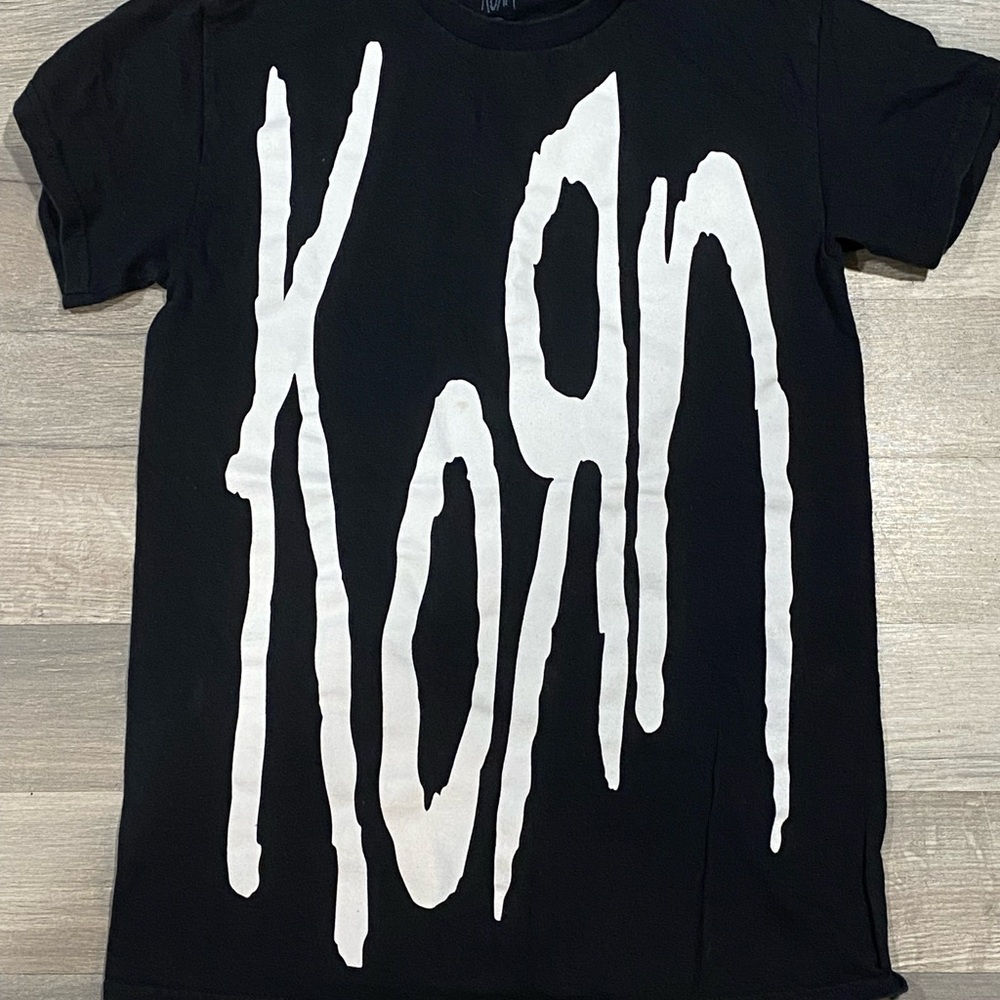 Hot Topic Black and White Korn Tee